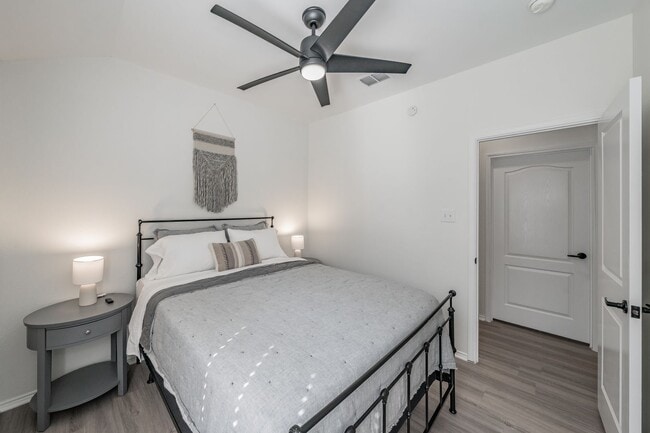 Building Photo - 3bed/2bath Cozy Chic with Backyard Oasis