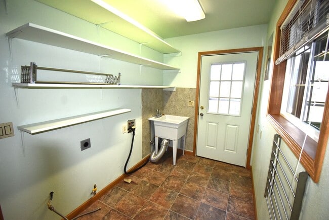 Building Photo - Desirable North Albany home.
