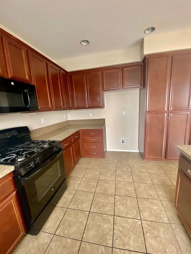 Building Photo - Oxnard- Spacious 3 bedroom in Westwind Com...