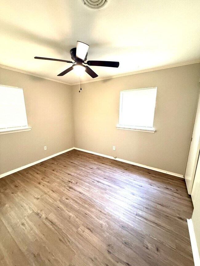 Building Photo - 1826 Pinecrest Dr