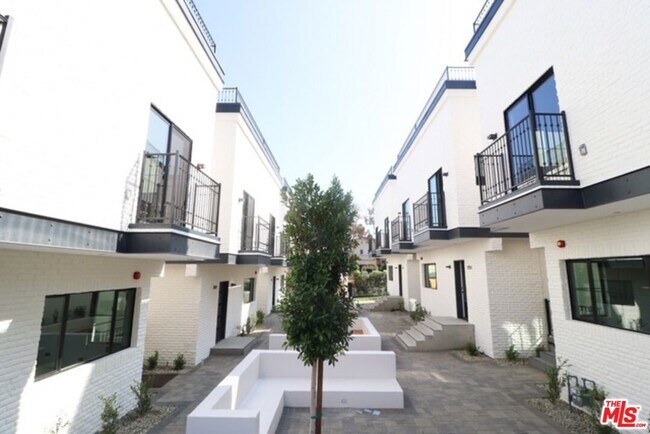 Building Photo - 1249 S Plymouth Blvd