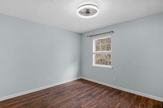 Building Photo - AVAILABLE NOW!  2 BED 2.5 BATH TOWNHOME