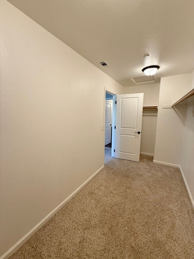 Building Photo - Move In Ready 3 Bed 2.5 Bath!!!
