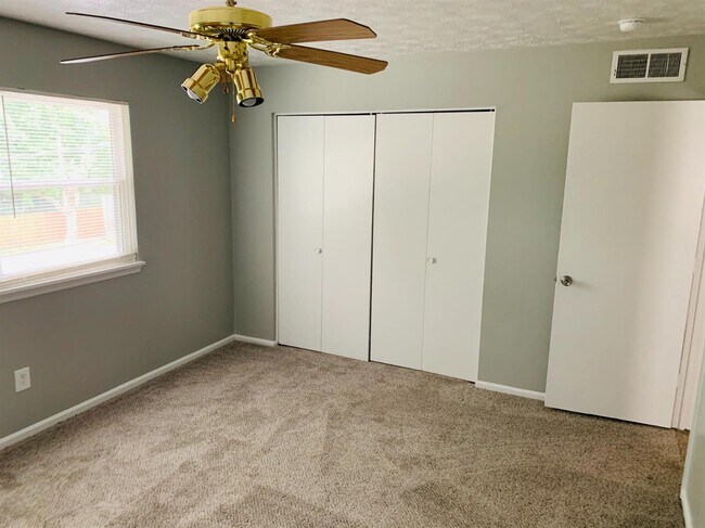 Building Photo - 384 Redding Rd