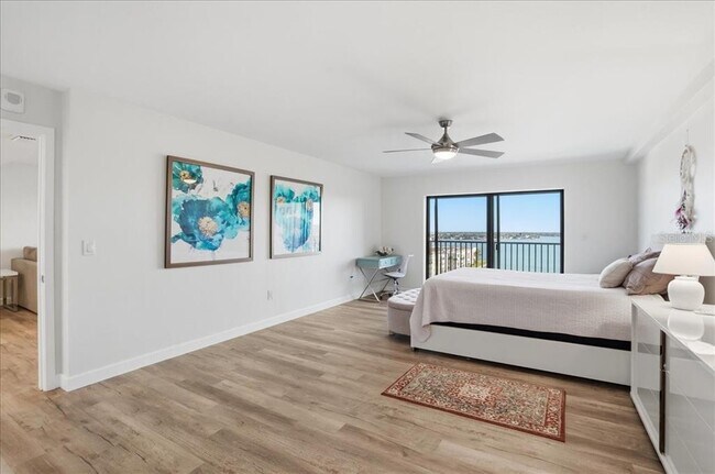 Building Photo - 7300 Sun Island Dr S