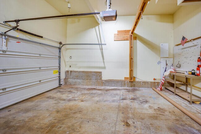 Building Photo - BEAUTIFUL FOUR BEDROOM IN CAMAS