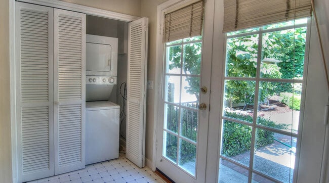 Building Photo - 2121 Middlefield Rd