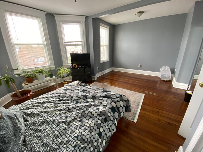 Building Photo - 41 E 48th St