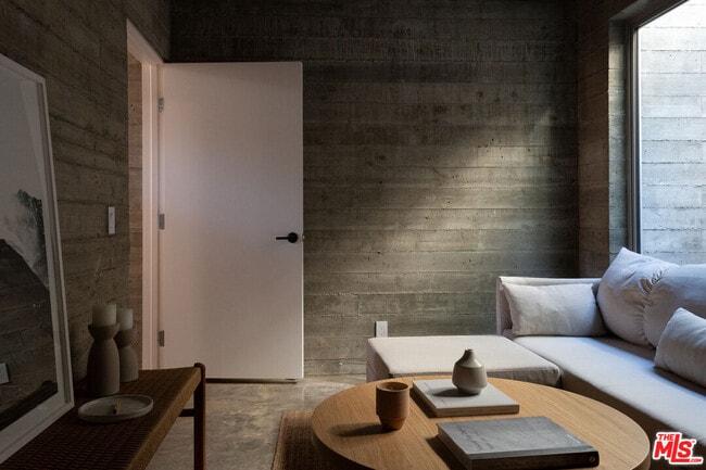 Building Photo - 8870 Wonderland Ave