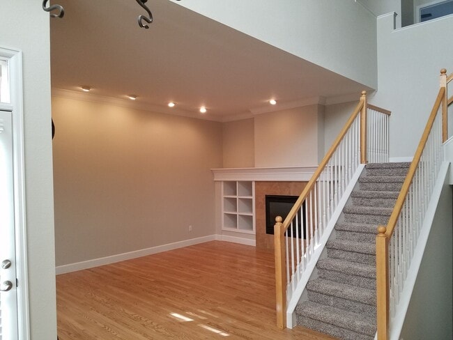 Building Photo - Stunning 4 Bedroom 3.5 Bath Lowry Townhome...
