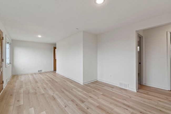 Building Photo - READY NOW! Fully RENOVATED 3 bedroom in SCOTT TOWNSHIP!