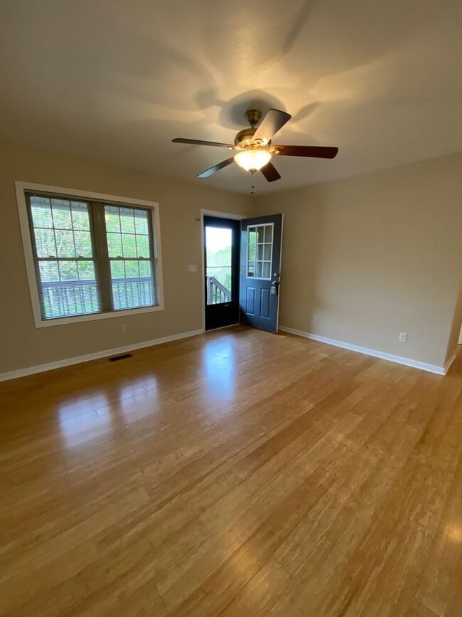 Building Photo - North AVL - Spacious 2/2 Apartment with st...