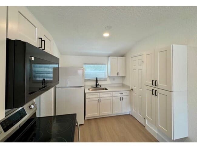 Building Photo - Stunning 2 Bedroom, 1 Bathroom Completely ...