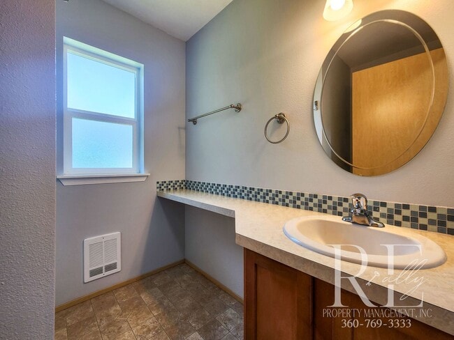 Building Photo - Inviting Poulsbo Home with Open Layout, Fe...