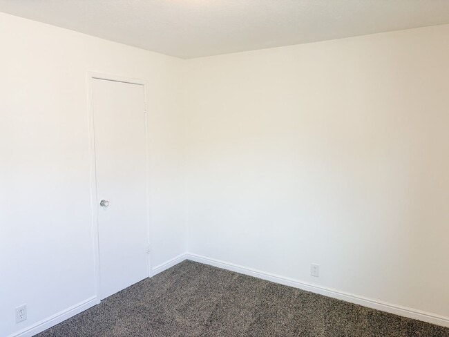 Building Photo - 4426 S Rosehaven Ct