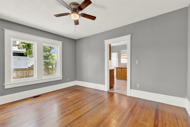 Building Photo - 611 S Grove St