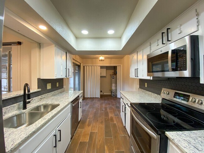 Building Photo - WHISPERING OAKS RARE FIND 3 BD/2 BA AVAILABLE APRIL 7TH!