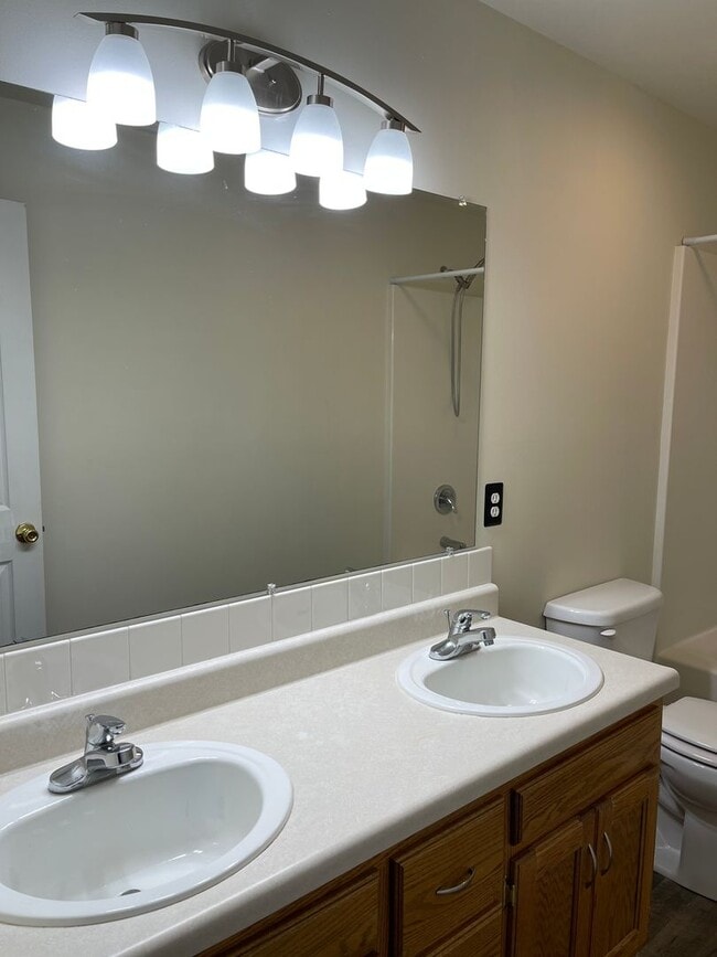 Building Photo - Available November 21st!   6 Month lease