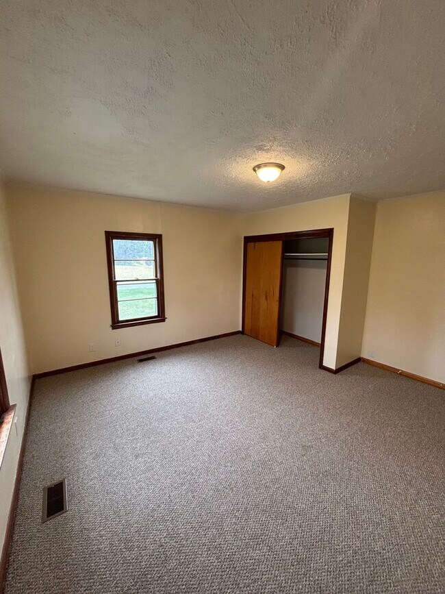 Building Photo - Newly Remodeled rancher in Halls