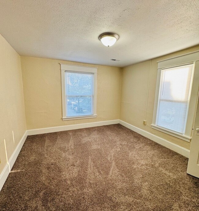 Building Photo - This home shines!