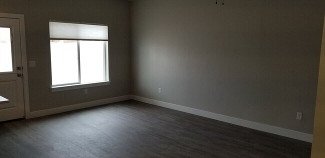 Building Photo - Charming Townhome