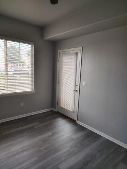 Building Photo - 15700 E Jamison Dr