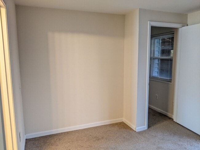 Building Photo - Renovated townhouse in established Frederick neighborhood ready mid February!