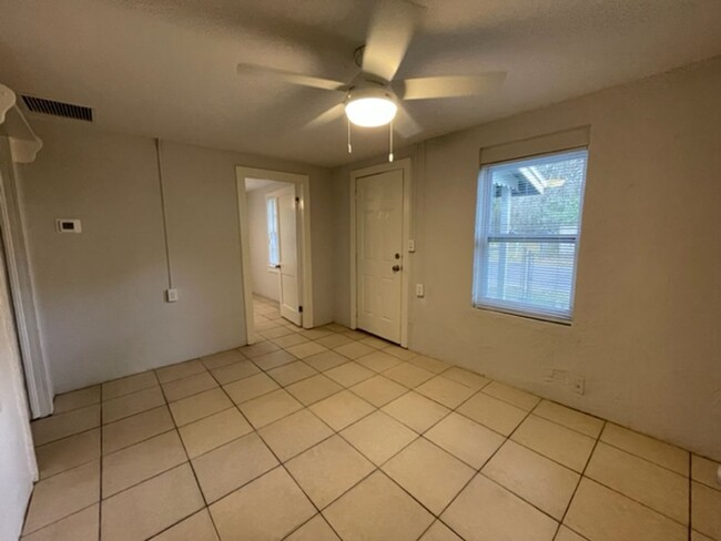 Building Photo - Beautiful 2 Bed 1 Bath House In Fifth Ave ...