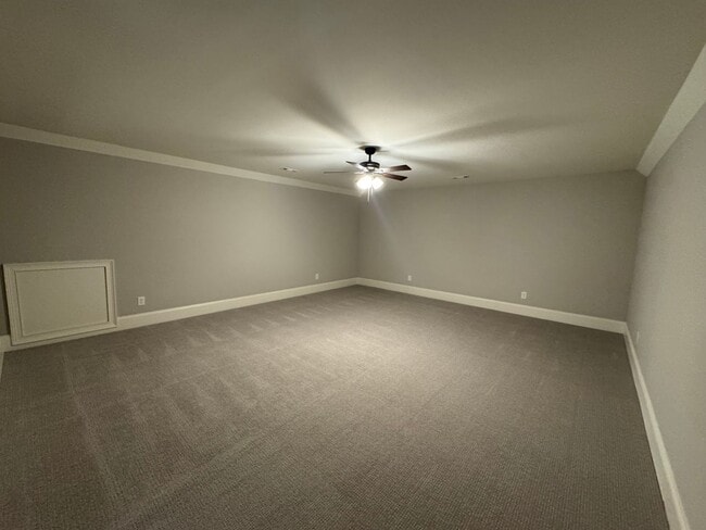 Building Photo - Grandeur Brick 4/3.5 with Bonus Room in Th...