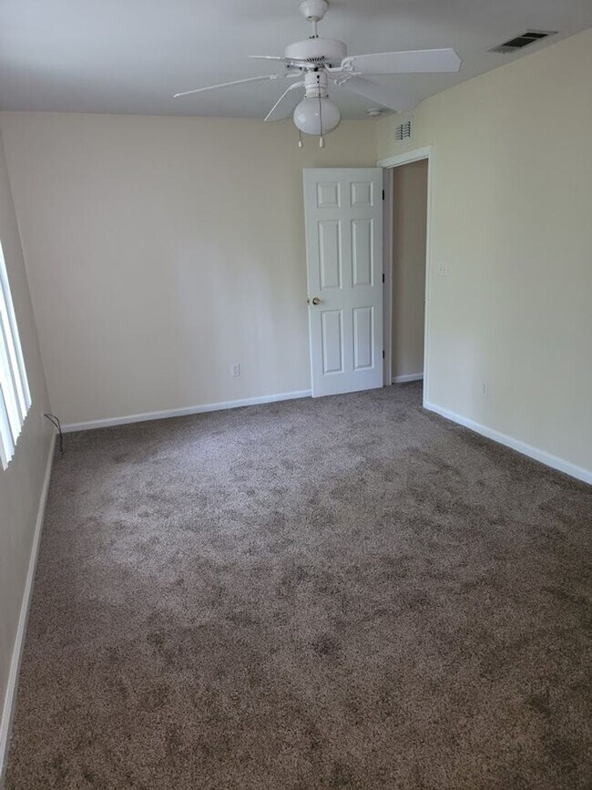 Building Photo - 3 BR/ 2BA Townhome located in