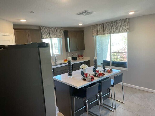 Building Photo - 3 Bedrooms Townhouse For Rent