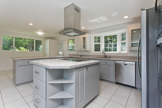 Building Photo - Fully Renovated 4BD in Kuli'ou'ou Valley, Garage-Driveway, Spacious Yard, and Work Shed PETS ALLOWED