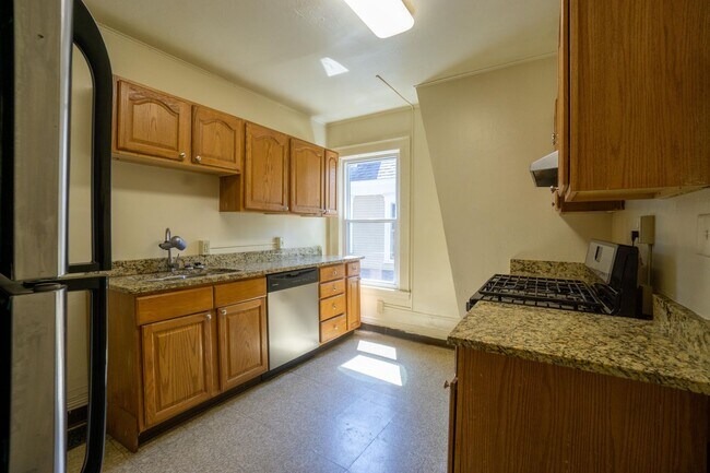 Building Photo - Available 6/1/26 - 4 Bedroom Duplex Close ...