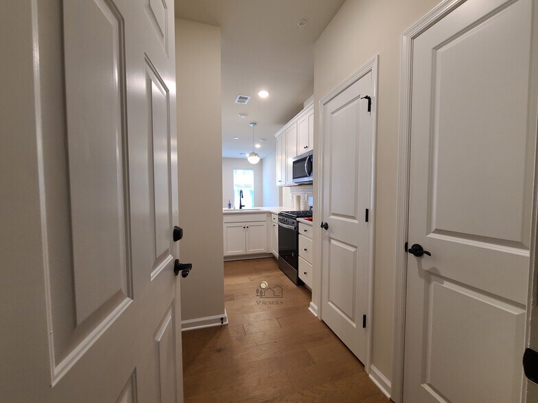 Building Photo - 622 Sadie Cir