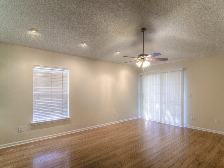 Building Photo - 1588 Glen View St