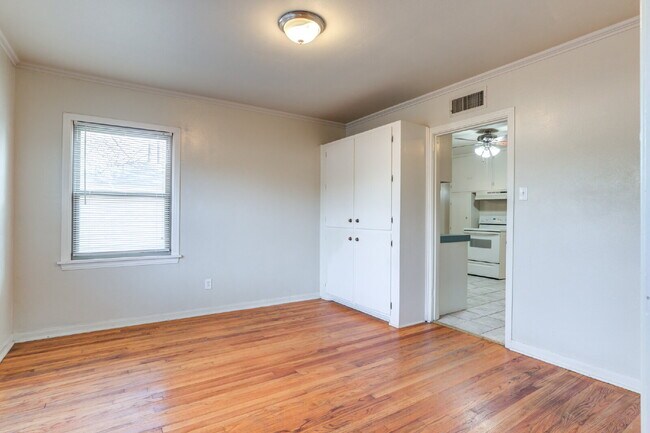 Building Photo - Pre-lease 2026! Corner lot house with Large bedrooms