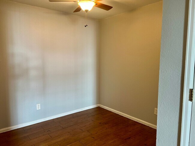 Building Photo - 2 Bedroom 2 Bathroom Aurora Condo!  ***Move-In Special***