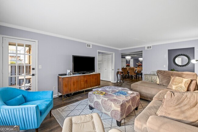 Building Photo - 6851 Roswell Rd