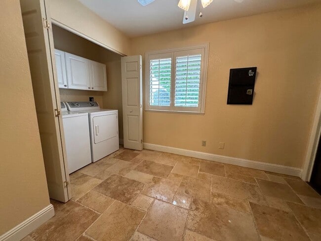 Building Photo - Modern Living Meets Outdoor Luxury in North Phoenix