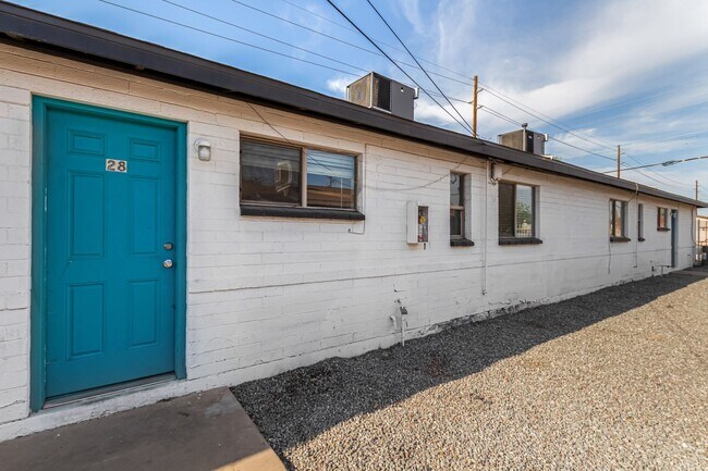 Building Photo - Two Bedroom with Washer/dryer! - 4 Weeks of Free Rent!