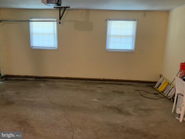 Building Photo - 24 Maple Ave
