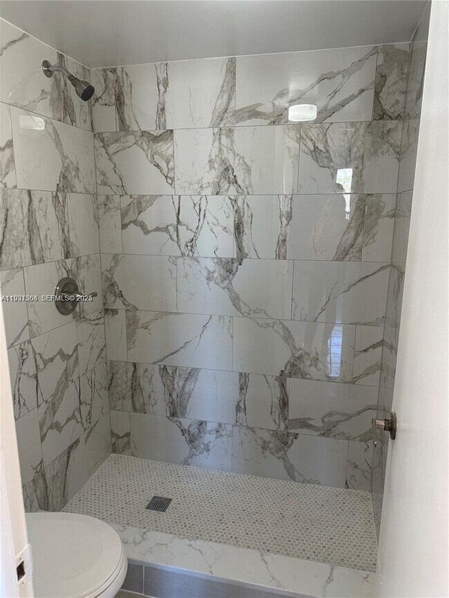 Building Photo - 1080 N Franklin Ave