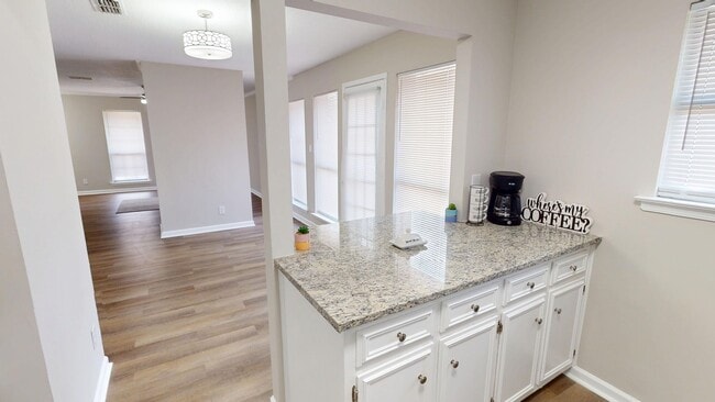 Building Photo - Updated 3/2 with Granite Counters and Stai...