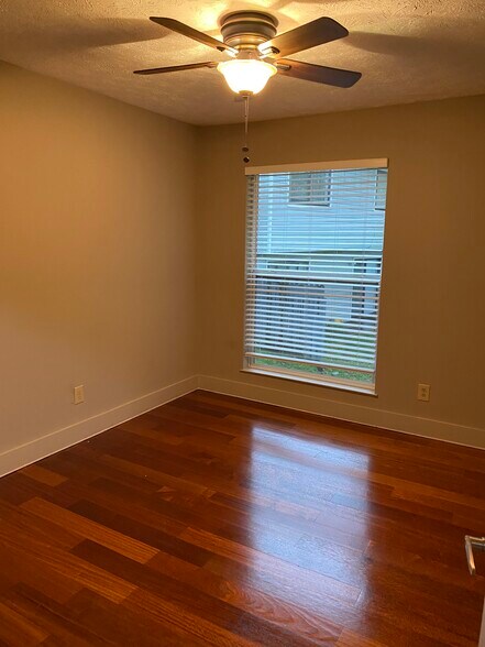 Building Photo - 303 Country Club Dr