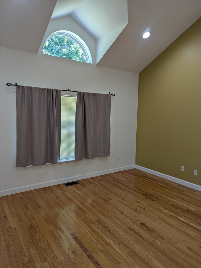 Building Photo - 812 Pondview Loop