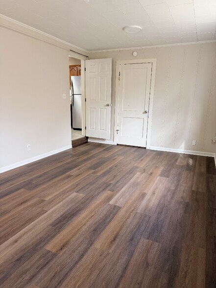 Building Photo - 909 Lake Ct Dr