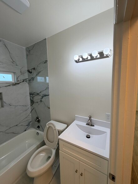 Building Photo - 394 N Livermore Ave