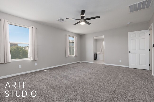 Building Photo - Beautiful 4 bedroom 2.5 bathrooms Two-Stor...