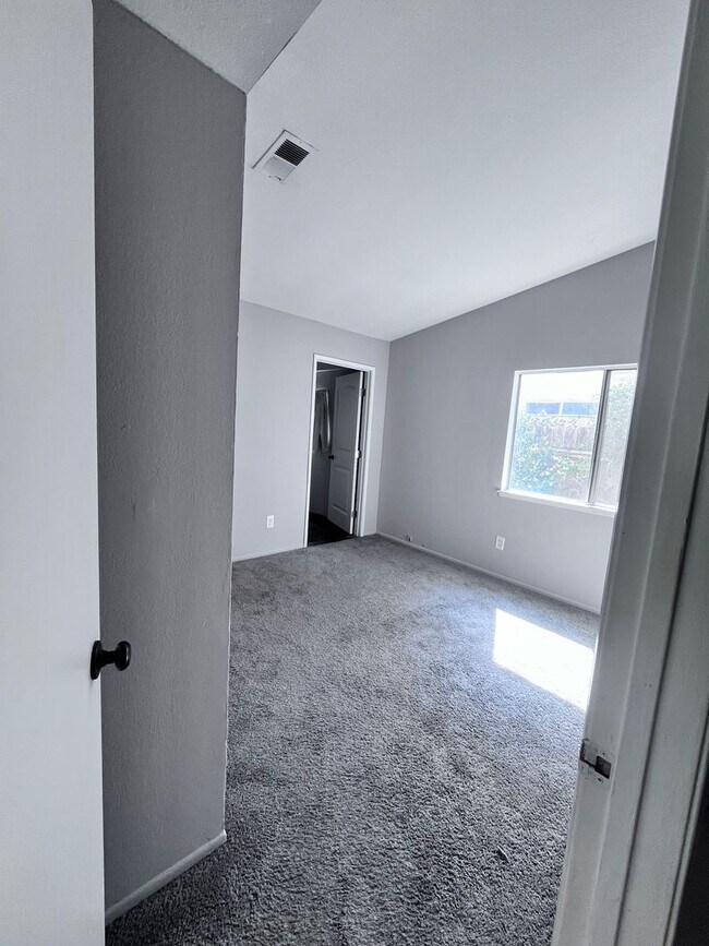 Building Photo - Colton Home in Cooley Ranch w/ Gardener Included
