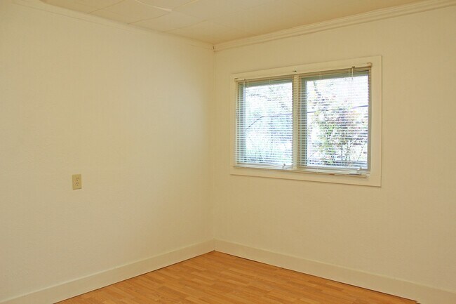 Building Photo - 3087 SE Ankeny St